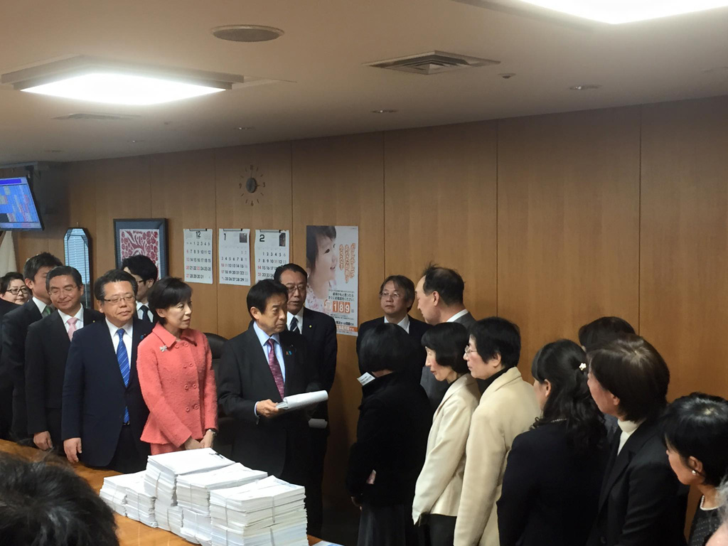 平成２７年１２月２４日に署名簿（１７万３０５２筆）を塩崎厚労大臣に提出いたしました